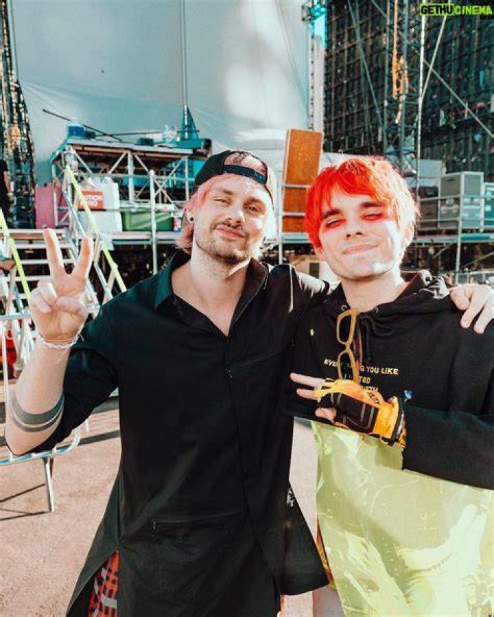 Awsten Knight Bio, Wiki, Age, Height, Girlfriend, Family, Songs, Eyes and Net Worth