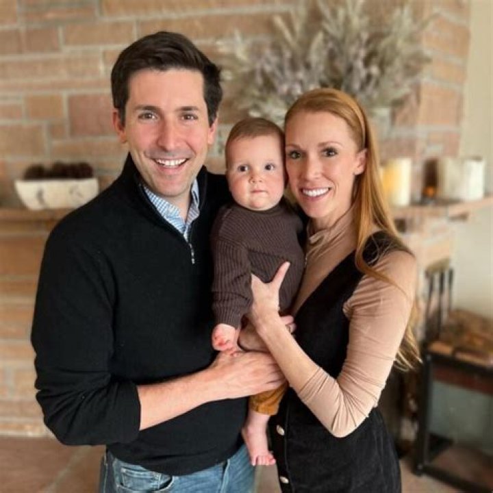Elizabeth Fry (Reporter) Bio, Wiki, Age, Family, Husband, Net Worth, Height and FOX 13