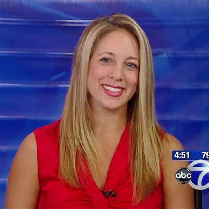 Fans Suspect Lauren Glassberg Is Pregnant With A Baby, Is It Her Baby. Bump They Saw On TV?