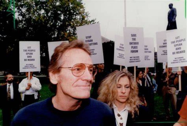 Gordon Lightfoot: Wife, net worth, tattoos, smoking & body facts