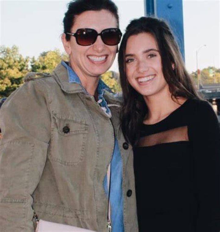 Hannah Meloche Age, Wiki, Net worth, Bio, Height, Boyfriend Girlfriend