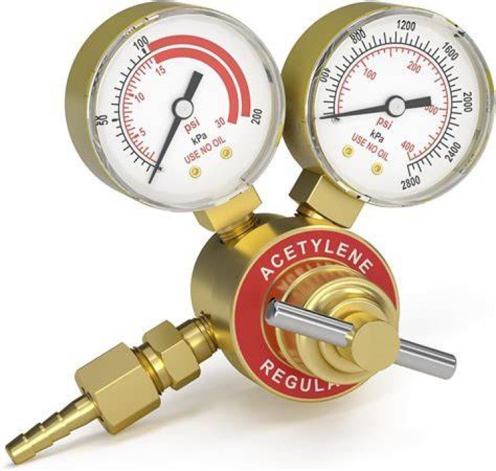 How do you adjust oxygen and acetylene gauges