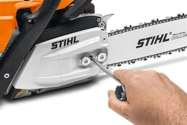 How do you adjust the chain oil on a stihl ms250