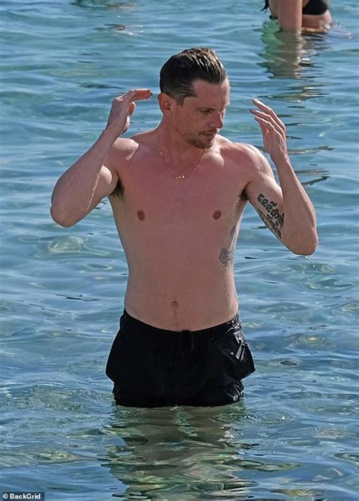 Jack O’Connell: dating, net worth, tattoos, smoking & body facts