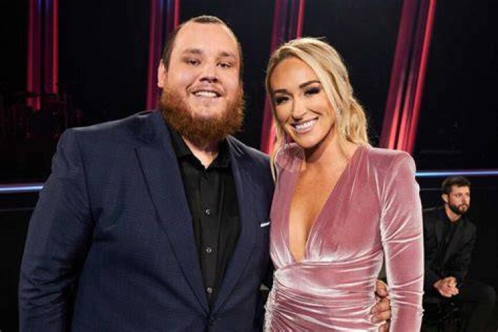 Jana Hocking Age, Boyfriend, Instagram: Facts To Know About