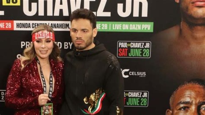 Julio César Chávez: Wife, net worth, tattoos, smoking & body facts