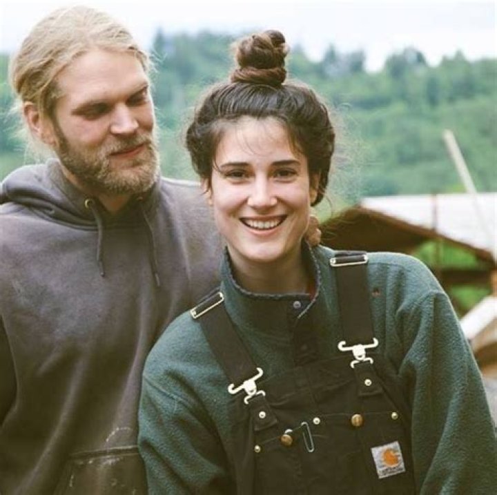 Marie Gluesenkamp Perez And Her Husband Dean Gluesenkam Have Thier Own Family With One Kid