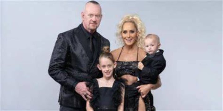 Michelle Mccool Bio, Wiki, Age, Height, Family, Husband, Children, and Net Worth.