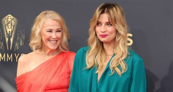 Schitt’s Creek Annie Murphy Weight Gain Confuses Her Fans If She Is Pregnant