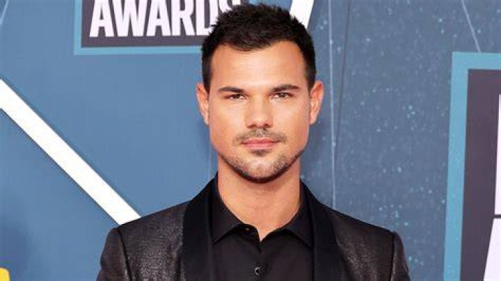 Taylor Lautner Bio, Wiki, Age, Height, Parents, Wife, and Net Worth