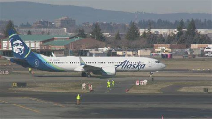Which airlines fly into fairbanks alaska