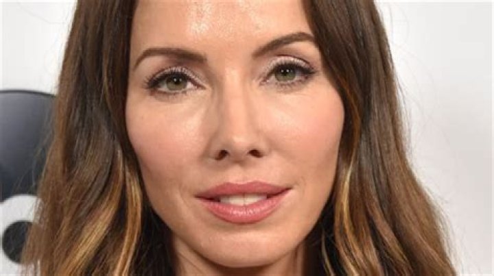 Whitney Cummings Biography, Age, Education, Fiance, House, Comedian, Robot, Movies, TV Shows, Net Worth