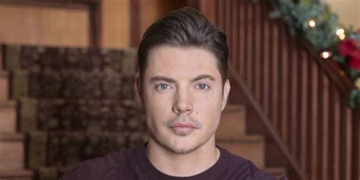 Who is Josh Henderson? Age, Girlfriend, Net Worth – Biography