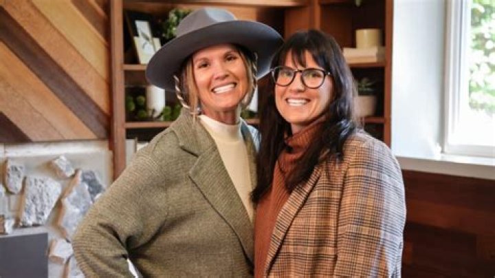 Who Is Leslie Davis From HGTV Farmhouse Fixer? Facts About The Real Estate Agent