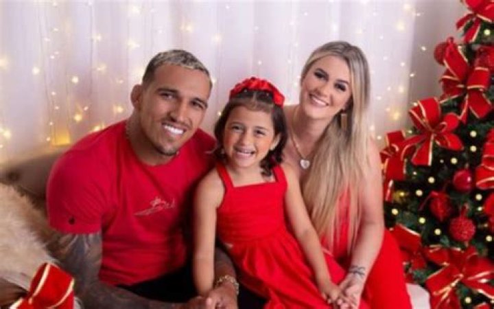 Who is Talita Roberta Pereira? Everything About Charles Oliveira’s Wife
